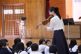 子どもたちの近くで音色を届けます