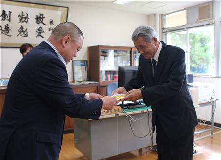 寄付金贈呈のようす