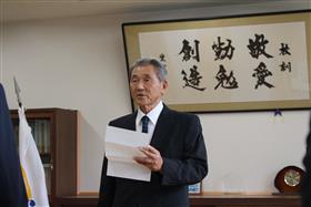 寄附への思いを述べる関智俊会長