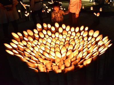 あかりをのぞき込む子