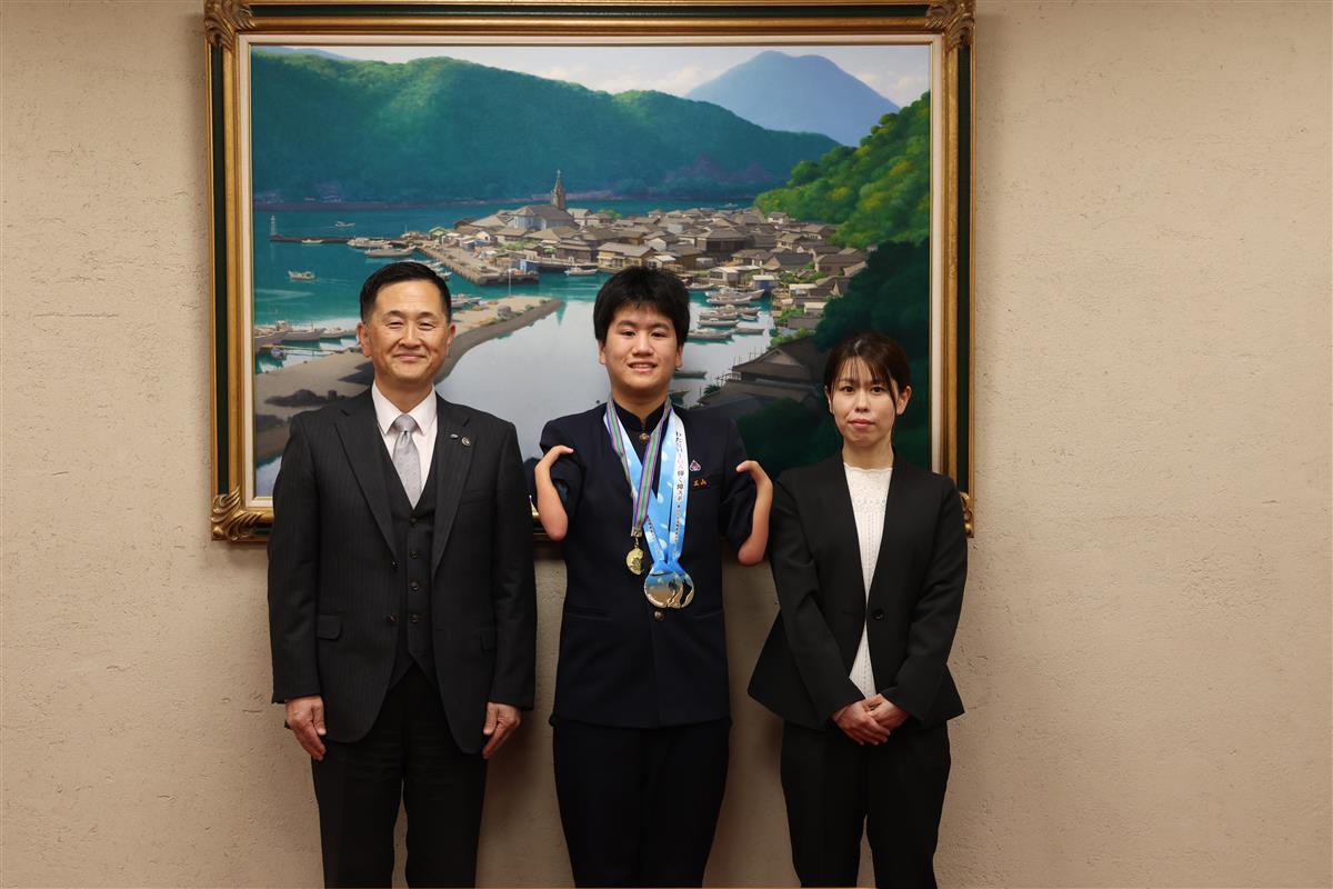 パラ水泳全国優勝を市長に報告の画像