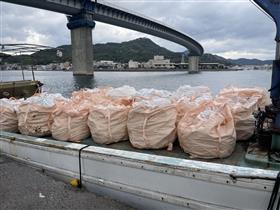 中学生と一緒に回収した漂流ごみ