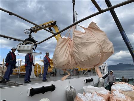 漂流ごみの詰め込み作業