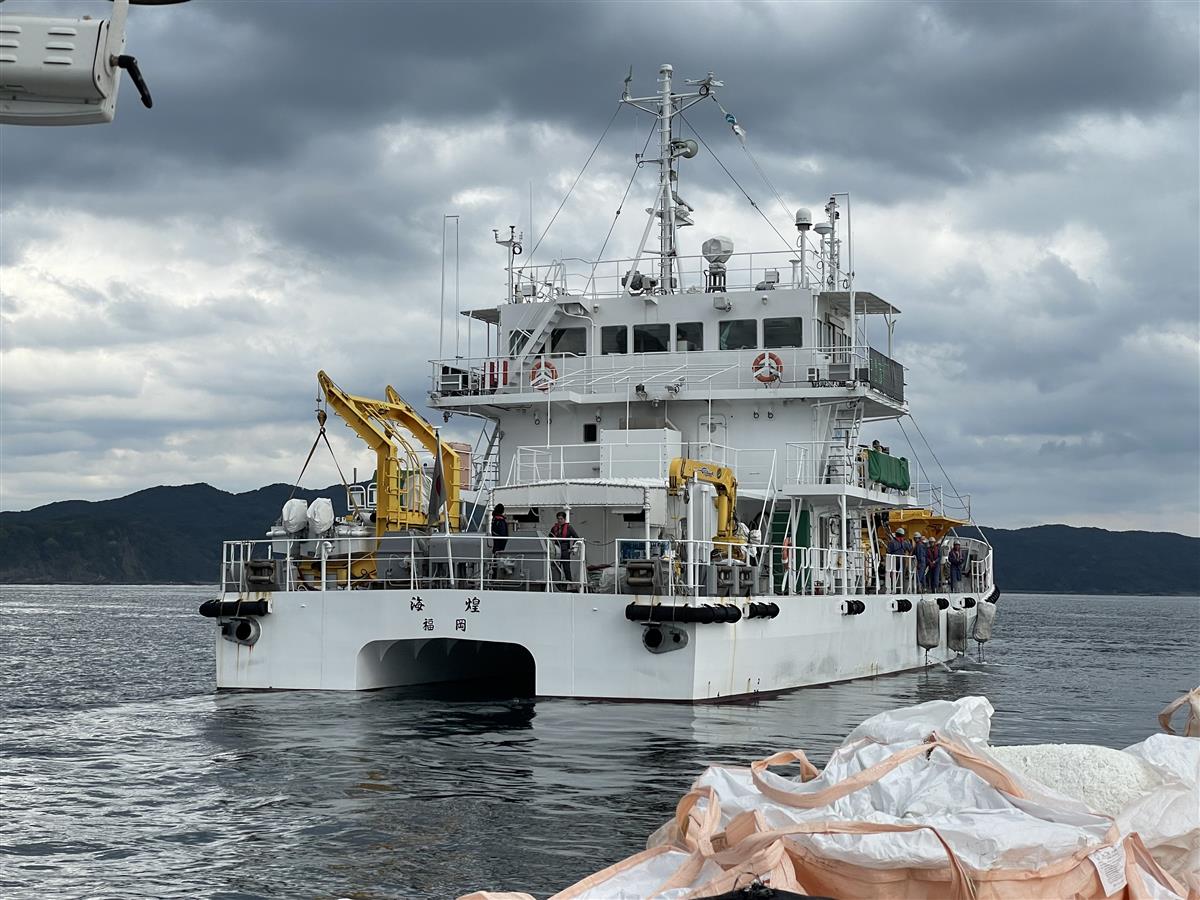 海洋環境整備船「海煌（かいこう）」による海洋ごみの回収作業の画像
