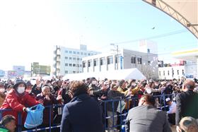 開会式後の餅投げ