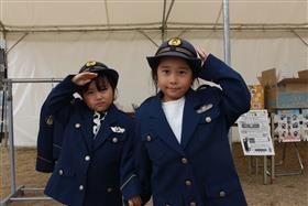 警察官の制服を試着