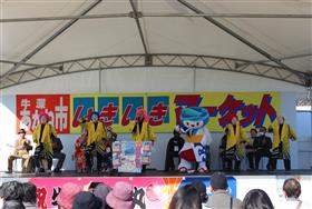 のど自慢大会、仲間と一緒に参加