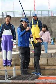 親子で力を合わせてタイを引き上げます