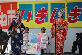 衣装を身にまといステージで堂々と披露!