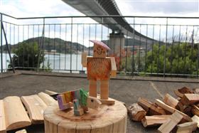 端材と貝殻で作った人形と恐竜