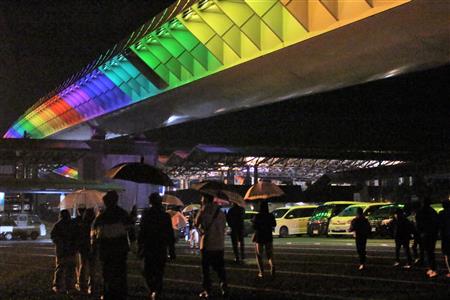 ウォーキングをする参加者