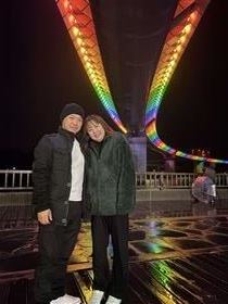 牛深ハイヤ大橋を背景に記念撮影