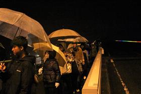 傘を差しながらもウォーキングに参加