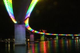 カラーライトアップした牛深ハイヤ大橋