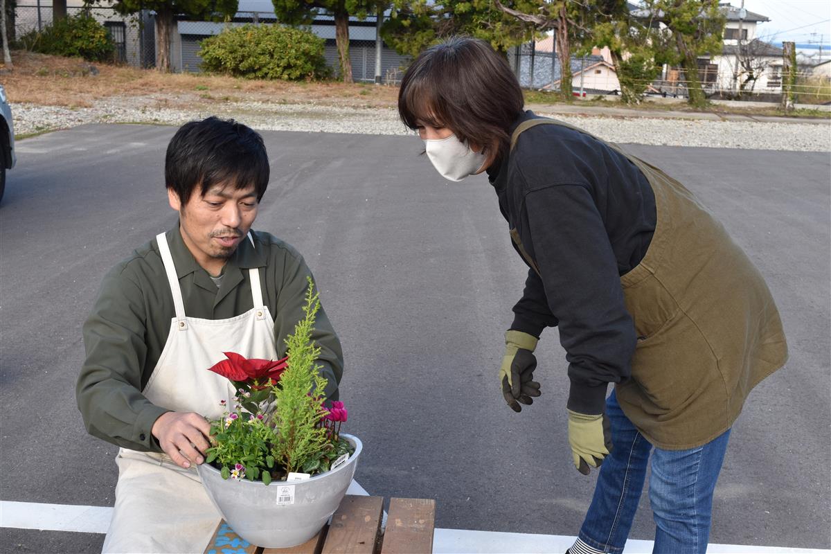 寄せ植えのコツを教わる参加者の画像