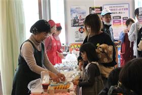 会場内の販売のようす