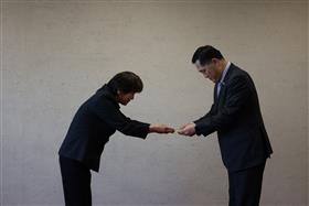 贈呈のようす(1)