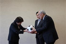 贈呈のようす(2)