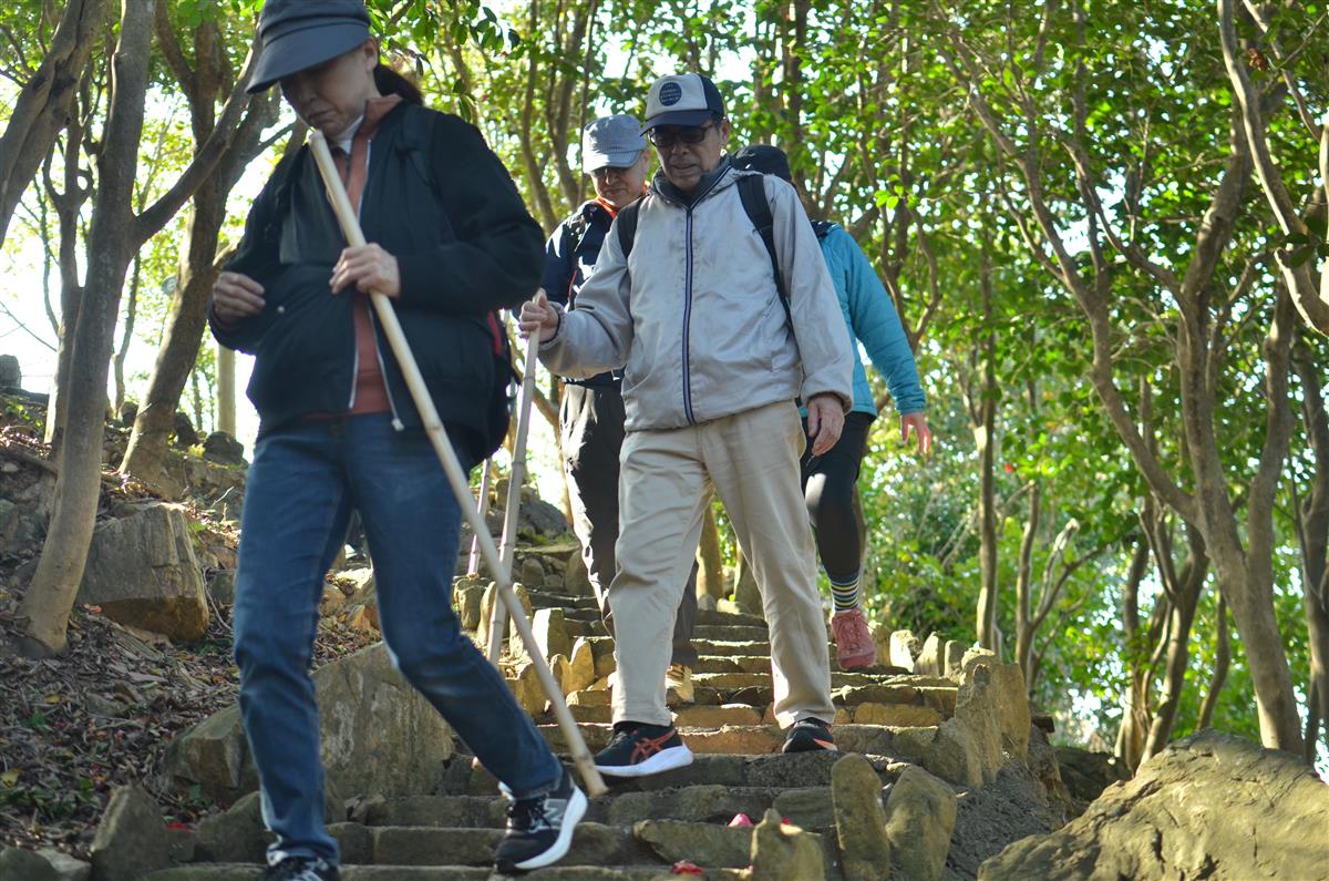 園内を散策する参加者の画像