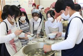 みんなで配膳します