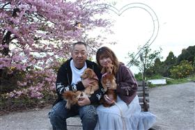 夫婦で愛犬と一緒に記念撮影