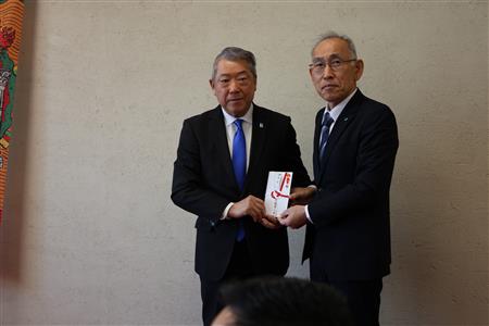 贈呈のようす(1)