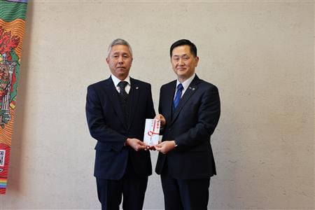 贈呈のようす(2)