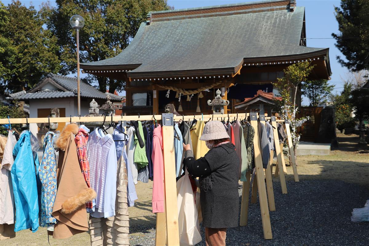 サイズが合わなくなったら次の誰かへ物々交換　佐伊津神社で第３回「ぐるり祭り」の画像