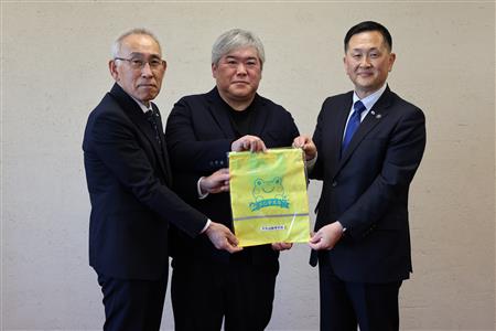 贈呈のようす(1)