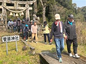 菅原神社をみんなで出発