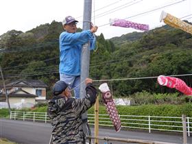 地元有志の設置するようす