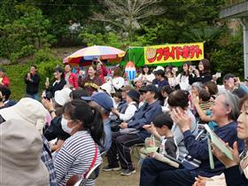 ステージイベントを楽しむ来場客