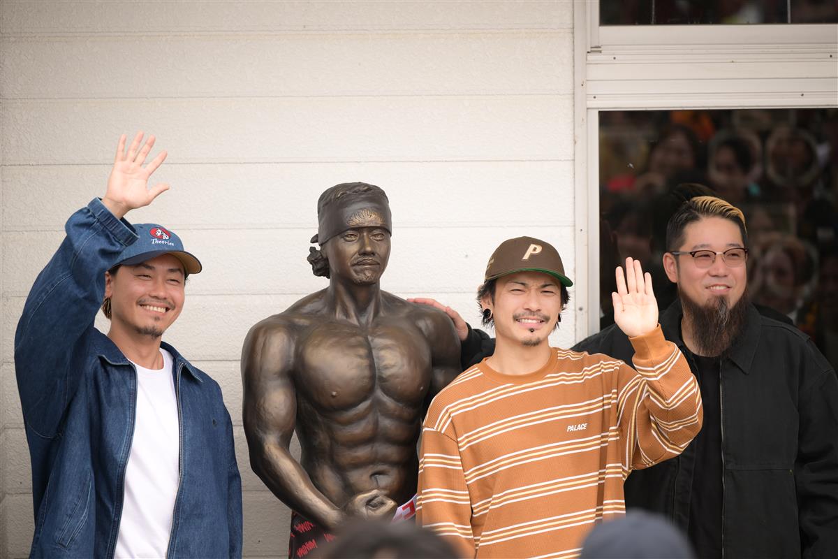 筋骨隆々！WANIMA　KO-SHINさんの銅像が倉岳町に登場の画像