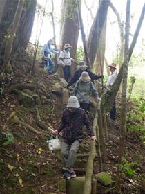 鬼の碁盤石から下るようす