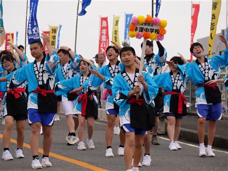 牛深中学校による元気いっぱいのハイヤ踊り