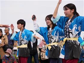 牛深高等学校の生徒らによるハイヤ踊り
