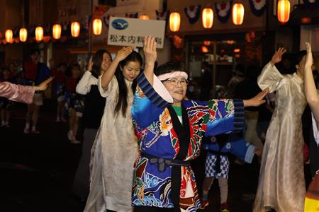 雨にも負けない笑顔の踊り♪