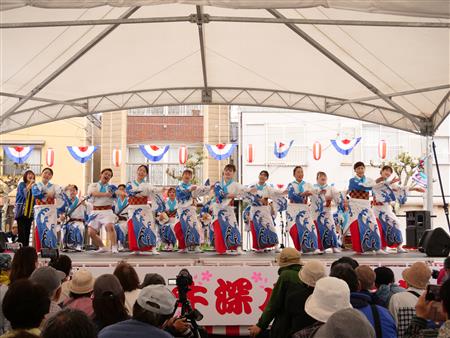 牛深高等学校郷土芸能部OB会による舞台踊り