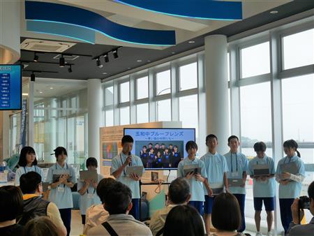 観光客の前で発表