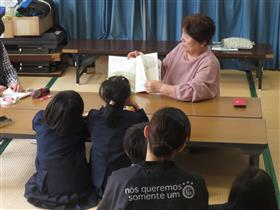 御所浦図書館のようす