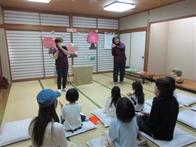 牛深図書館のようす