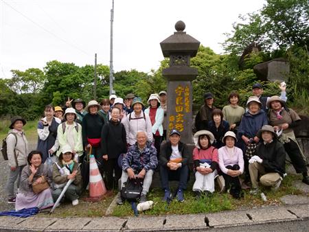宇良田玄彰の碑で記念撮影