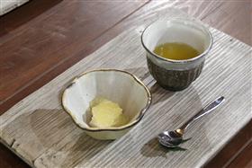 器を使ってお茶の提供