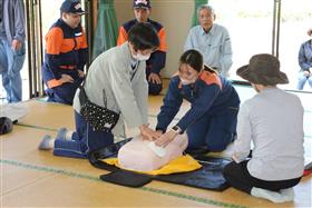 消防職員から心肺蘇生法の指導(村区)