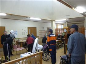 施設の入所者を誘導補助(湯下区)