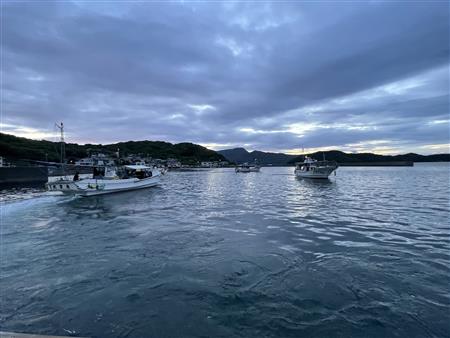 早朝５時、２隻で出発