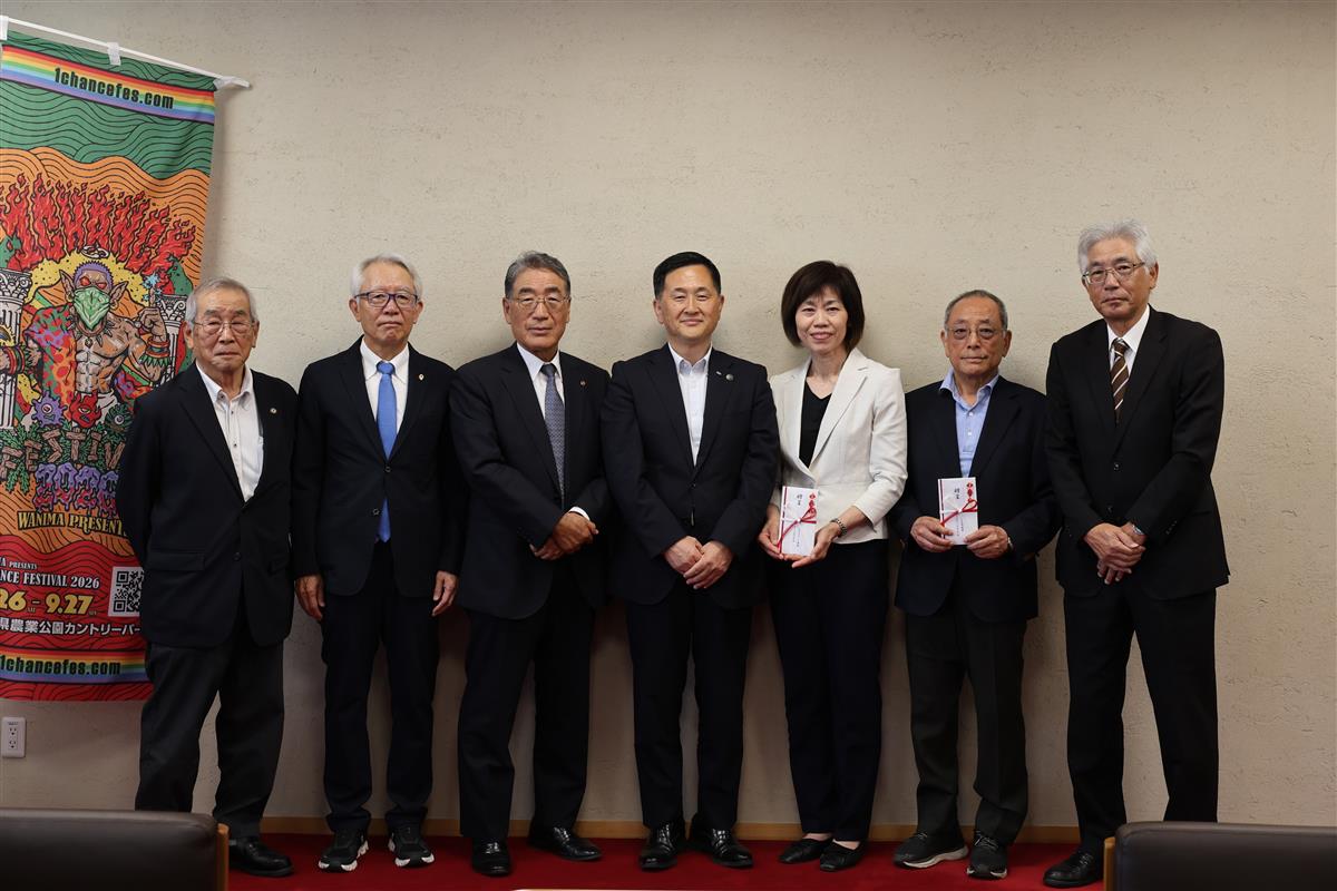 チャリティゴルフ寄付金贈呈式の画像