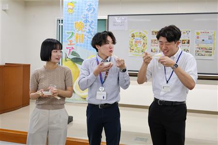 試食する参加者