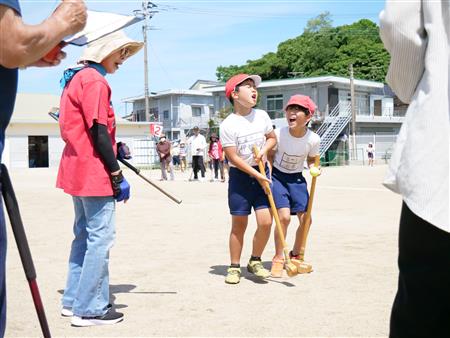 ホールポストに入らず悔しがる児童