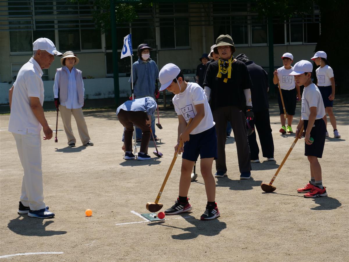 目指せホールインワン！牛深小学校でふれあいグラウンドゴルフ大会の画像